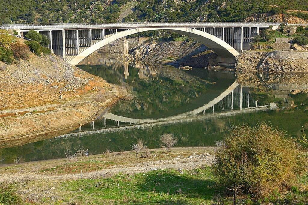 Ferula Romantica Mansarda Tra Fiumi E Montagne Sardegna Seùlo Buitenkant foto
