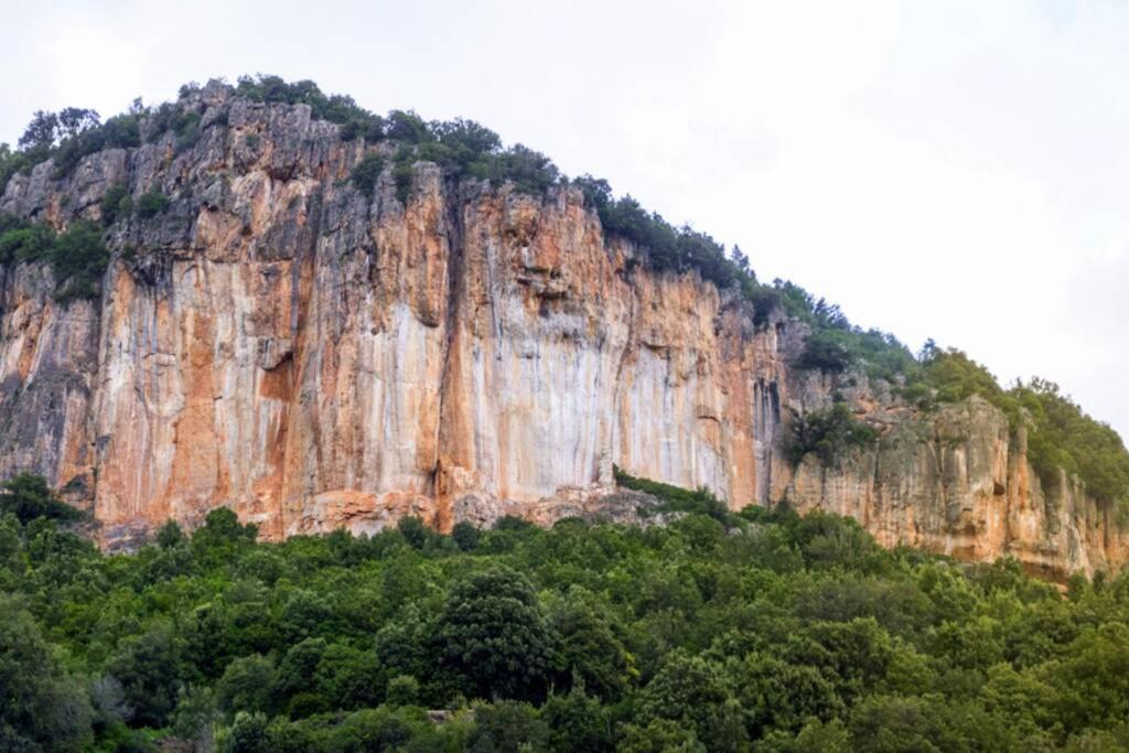 Ferula Romantica Mansarda Tra Fiumi E Montagne Sardegna Seùlo Buitenkant foto